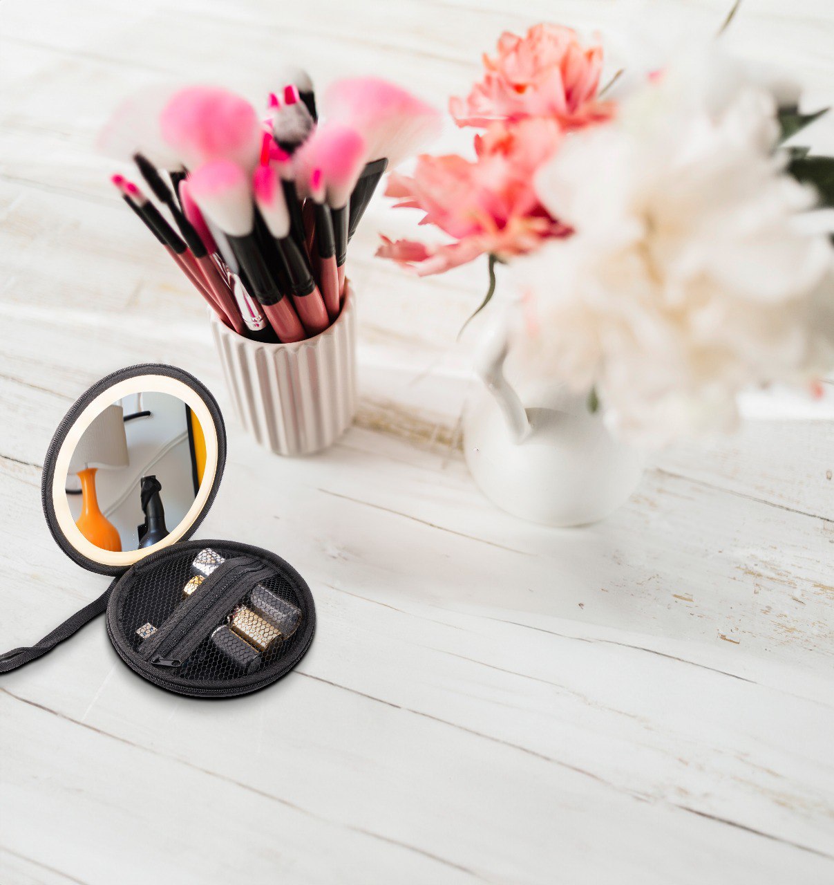 نمای اصلی محصول و طراحی کلی آینه آرایشی همراه بانوان گرین لاین مدل Mini Makeup Pouch | گجت و لوازم الکترونیکی | خرید آنلاین