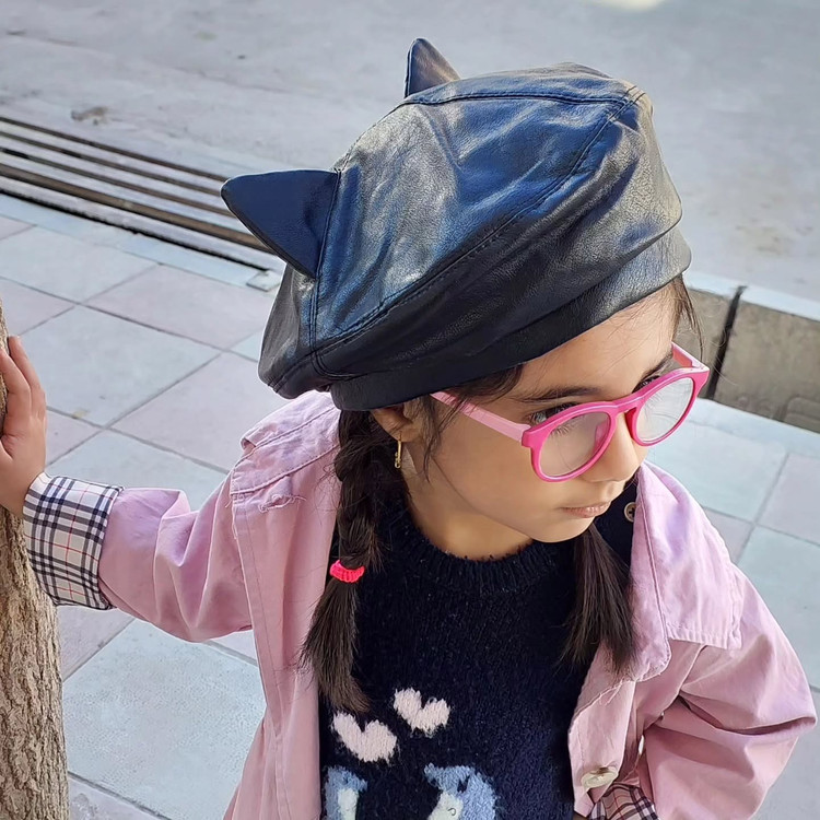 نمای نزدیک از بافت و جنس پارچه کلاه برت چرم گوش گربه ای کد ۶۵۰