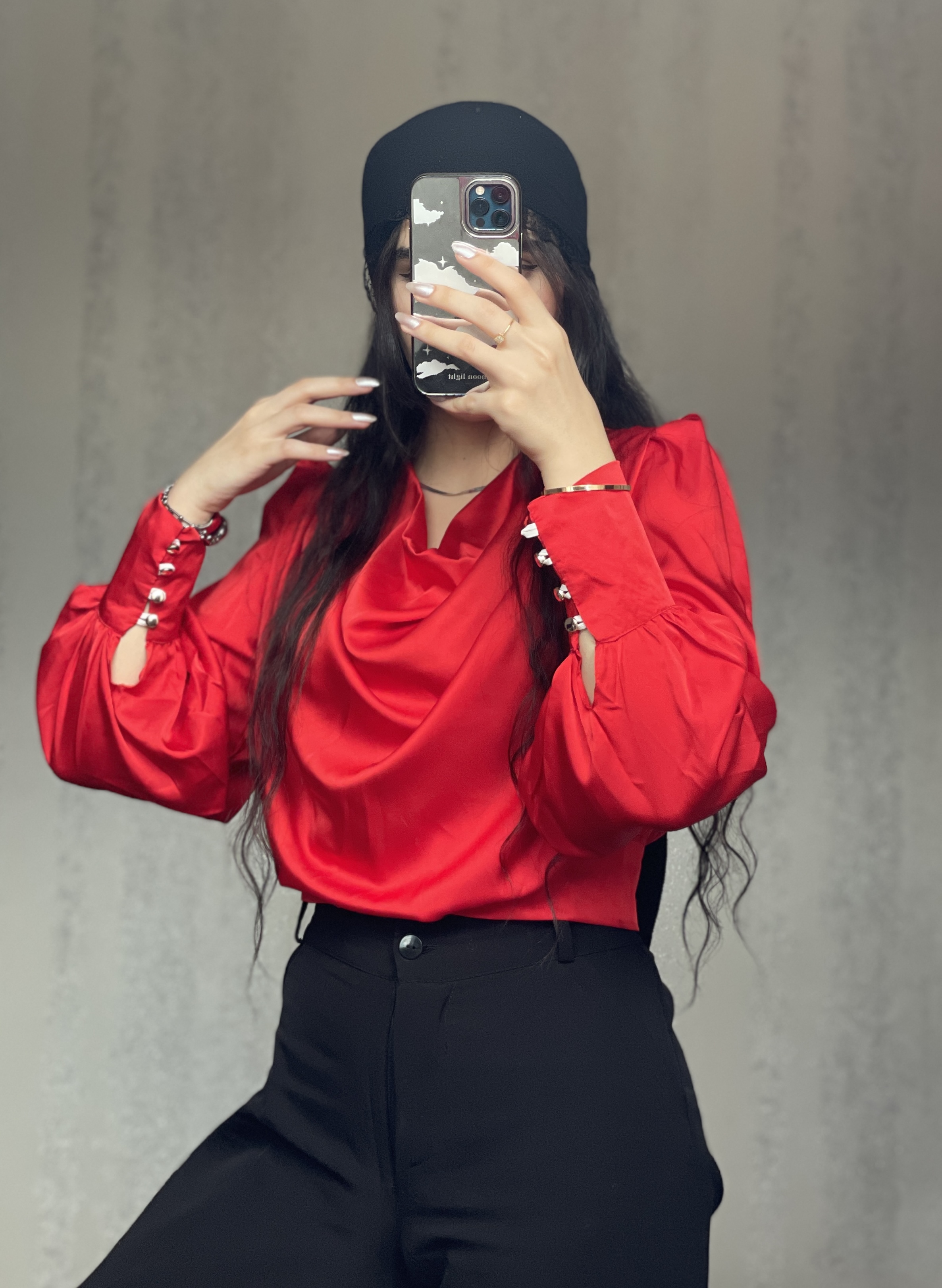 نمای اصلی و طراحی کلی شومیز ساتن یقه شل مجلسی زنانه کد ۹۴۴