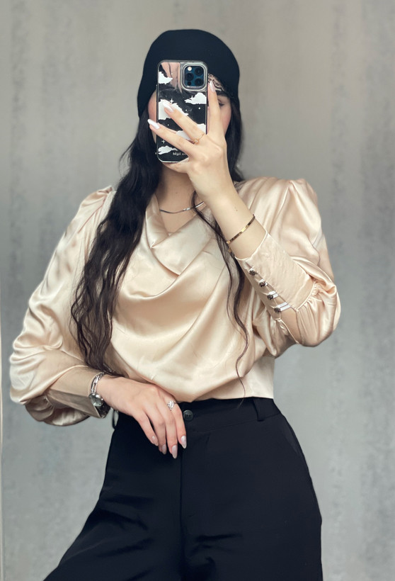 نمای پشت و جزئیات طراحی شومیز ساتن یقه شل مجلسی زنانه کد ۹۴۴