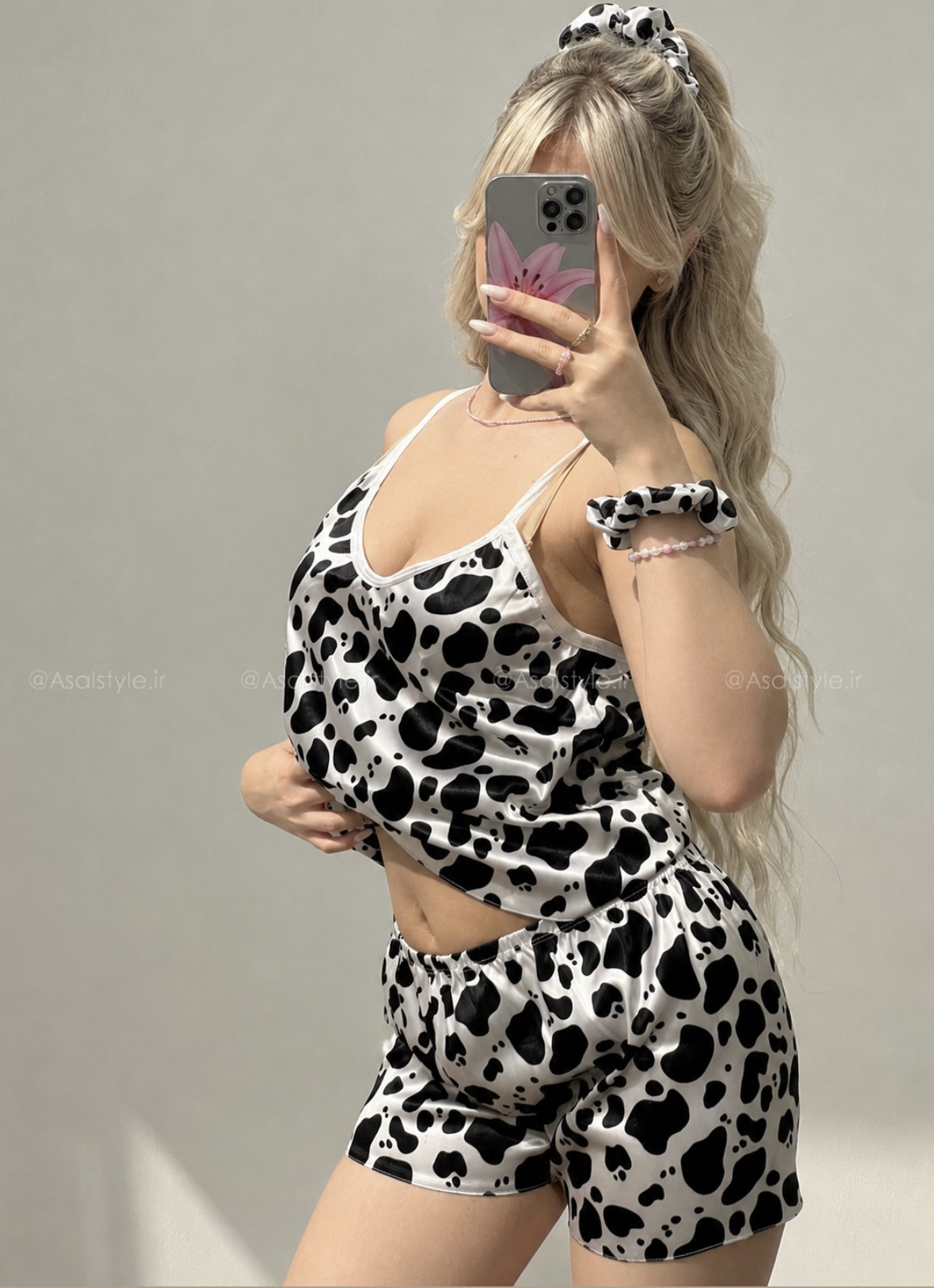 جزئیات یقه و بخش بالاتنه ست کراپ شورتک و اسکرانچی ساتن کد ۱۲۳۲