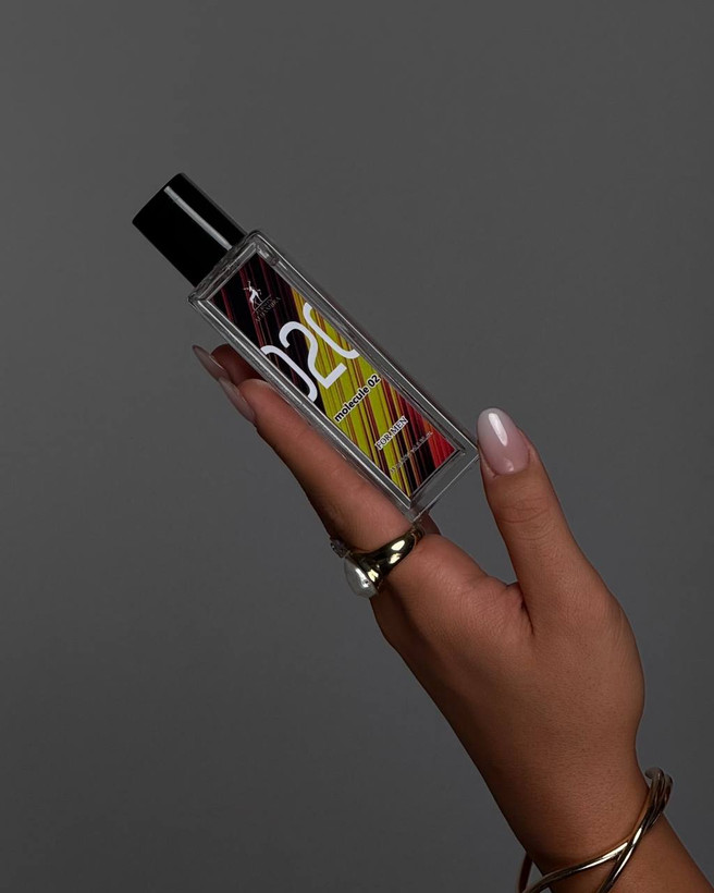 زاویهای دیگر از طراحی عطر مولکول 02