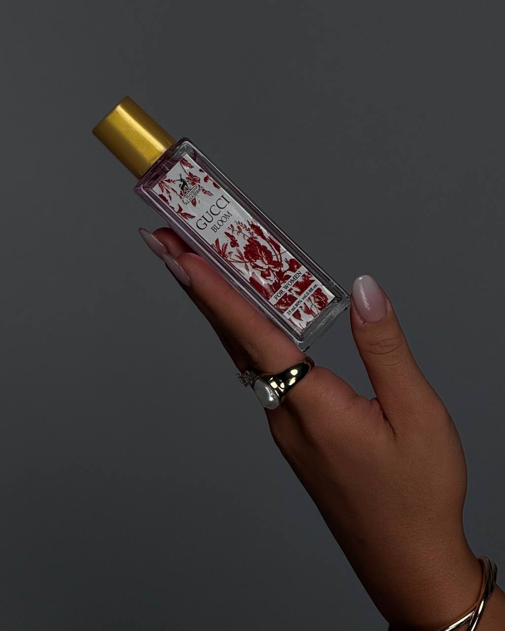 رنگ و شفافیت مایع عطر گوچی بلوم