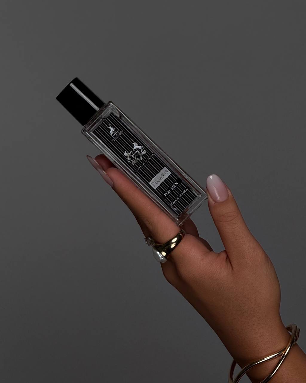 رنگ و شفافیت مایع عطر پگاسوس