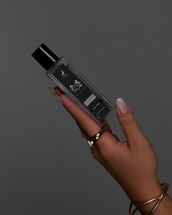 رنگ و شفافیت مایع عطر پگاسوس