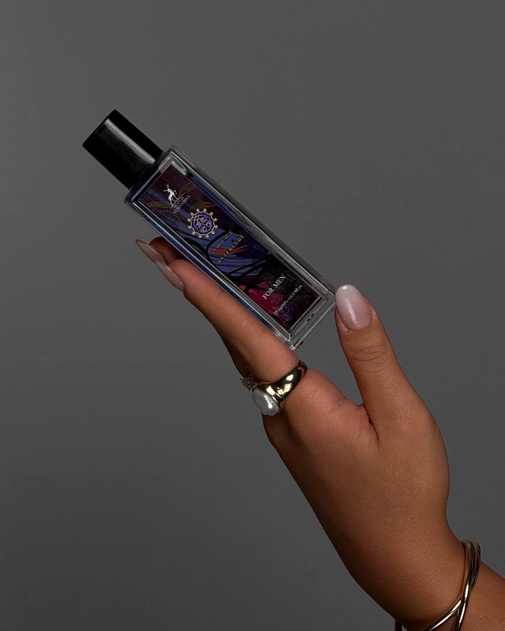 رنگ و شفافیت مایع عطر آمواج اینترلود