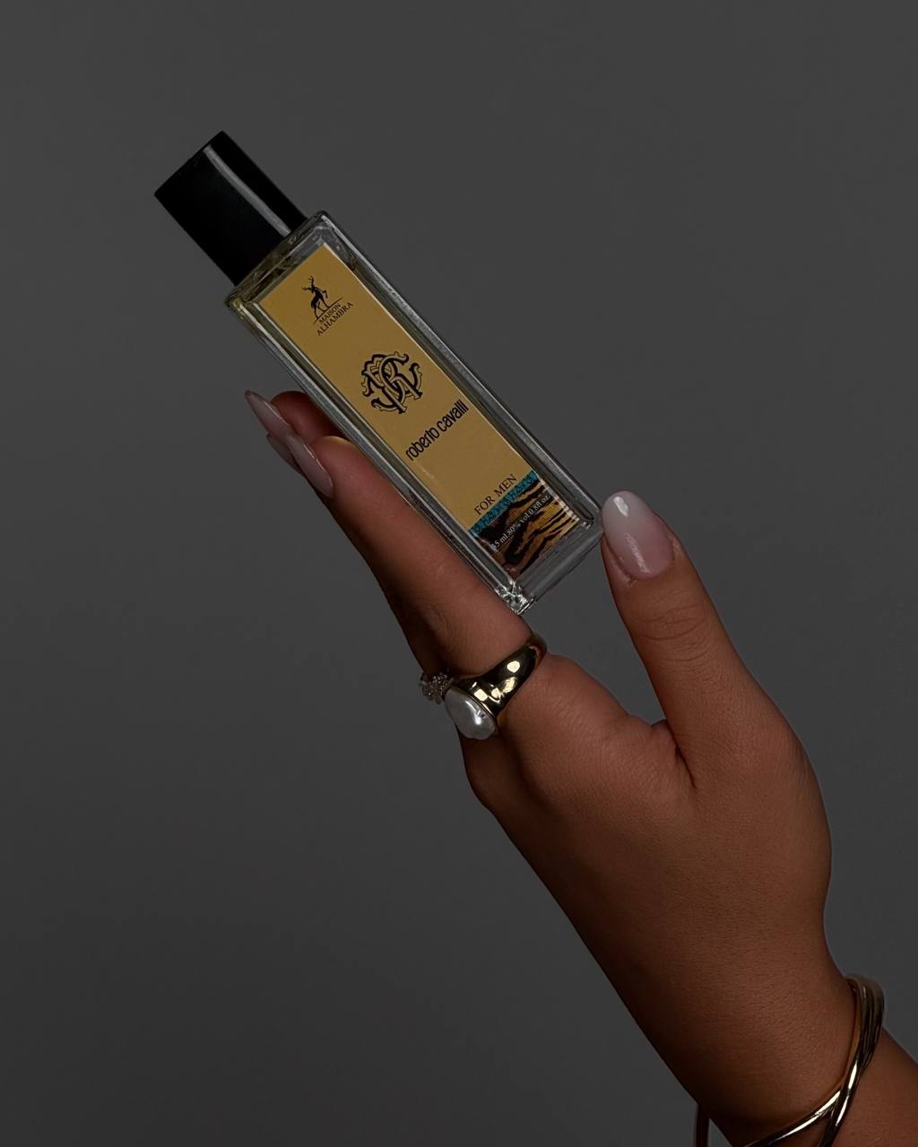 جزئیات درب و برچسب عطر روبرتو کاوالی