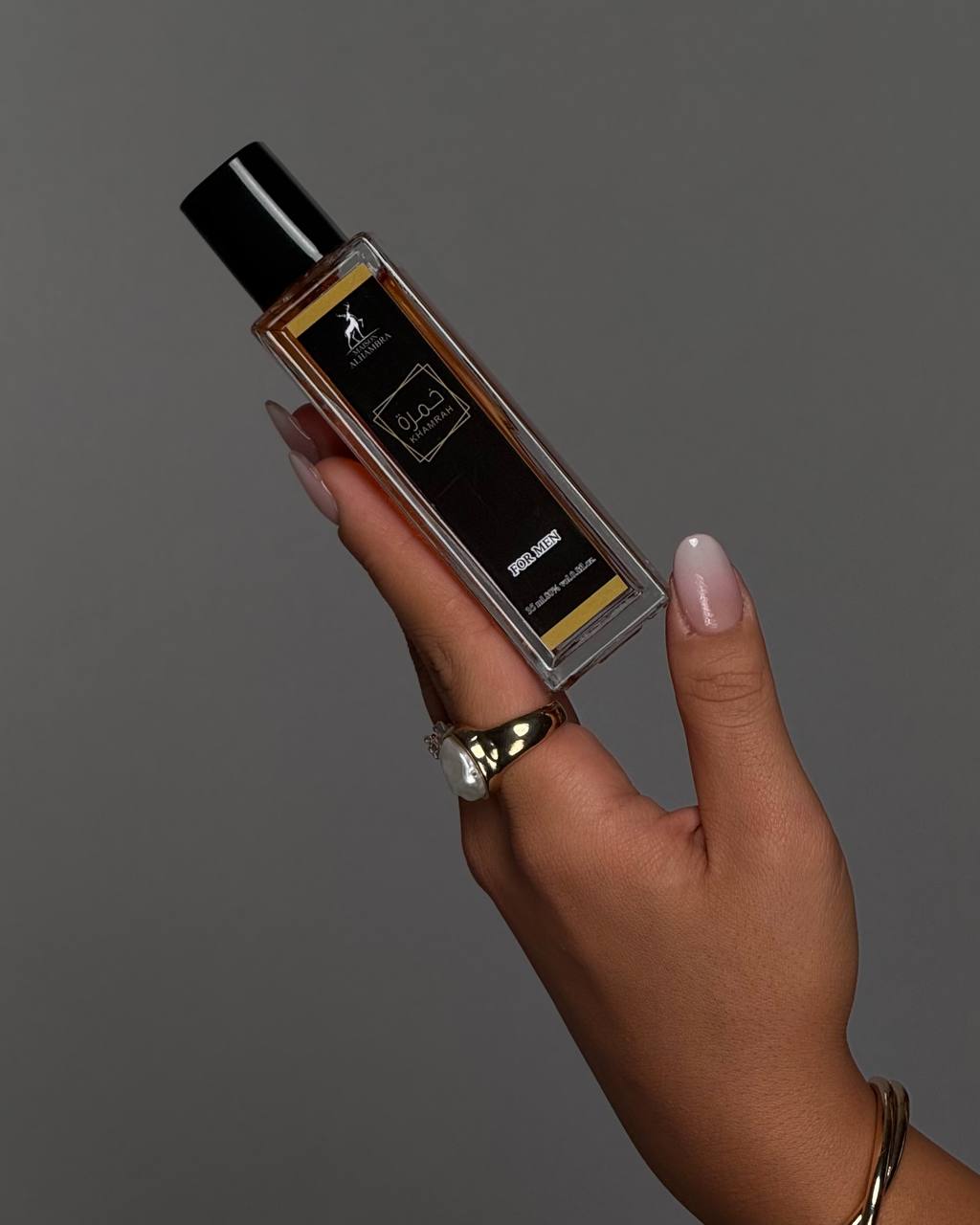 نمای نزدیک بطری عطر خمره