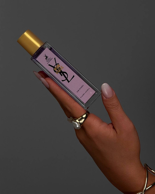 رنگ و شفافیت مایع عطر مون پاریس