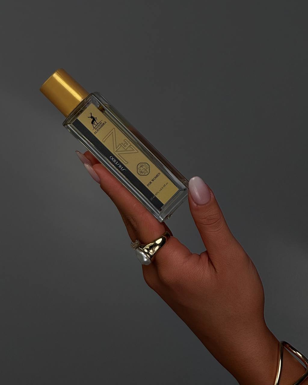 نمای نزدیک بطری عطر زن شیسیدو