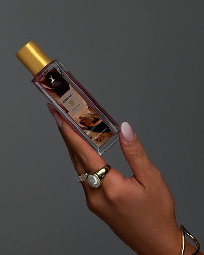رنگ و شفافیت مایع عطر آمواج گایدنس