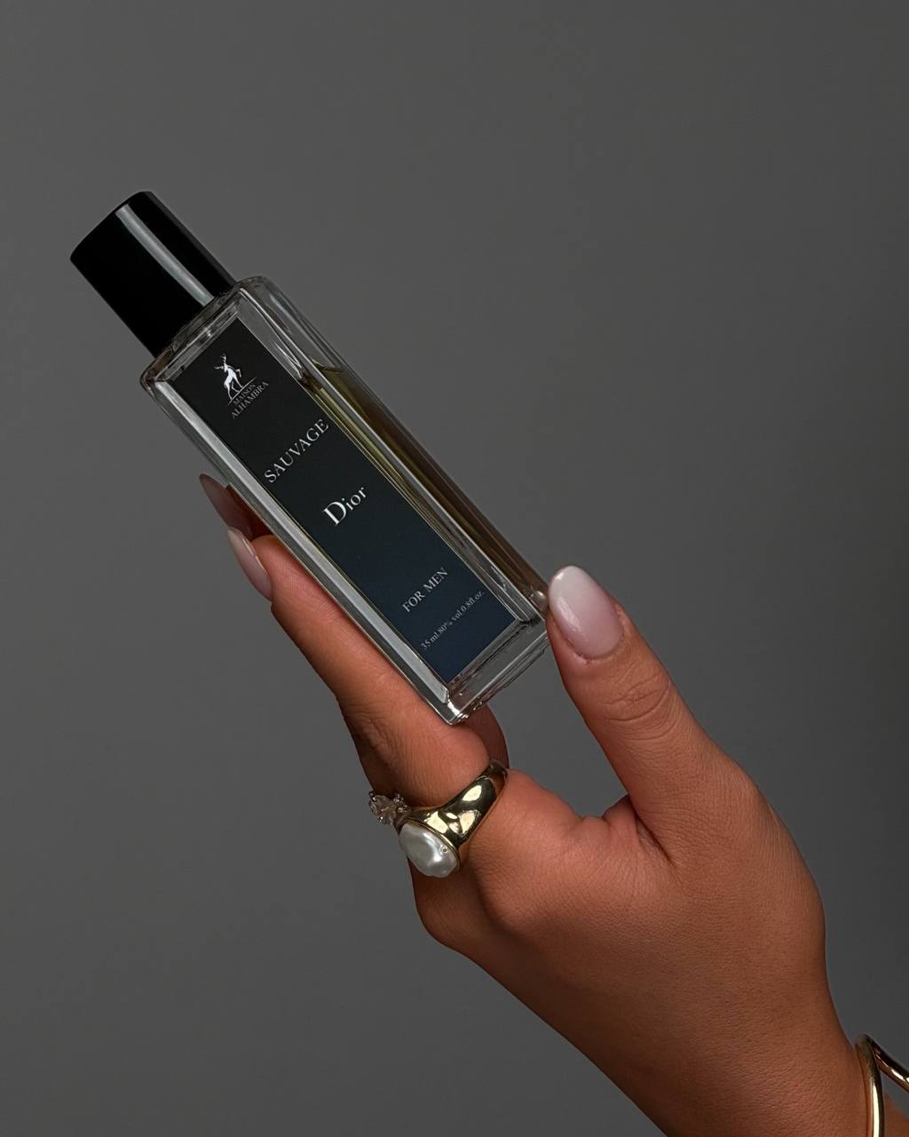 رنگ و شفافیت مایع عطر دیور ساواج