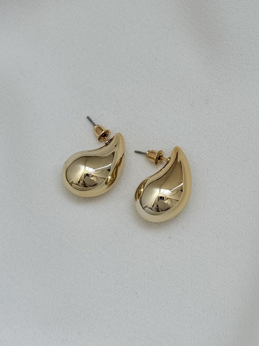 طراحی مدرن و بستهبندی اصلی گوشواره تکی مینیمال ۱۱۰۲۲ طرح شیک و ضد حساسیت در نمای کامل