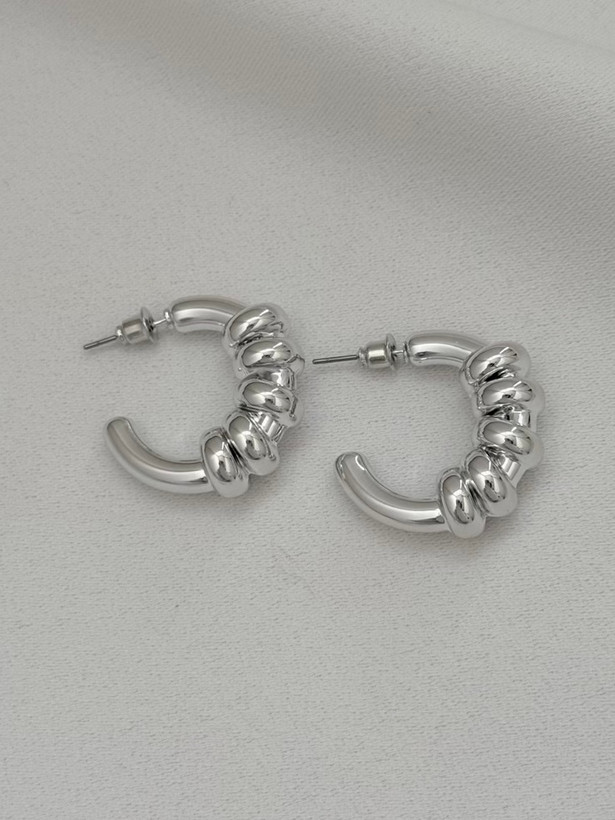 نمای جانبی و طراحی ظاهری گوشواره تکی مینیمال ۱۱۰۵۱ طرح شیک و ضد حساسیت با رنگبندی جذاب