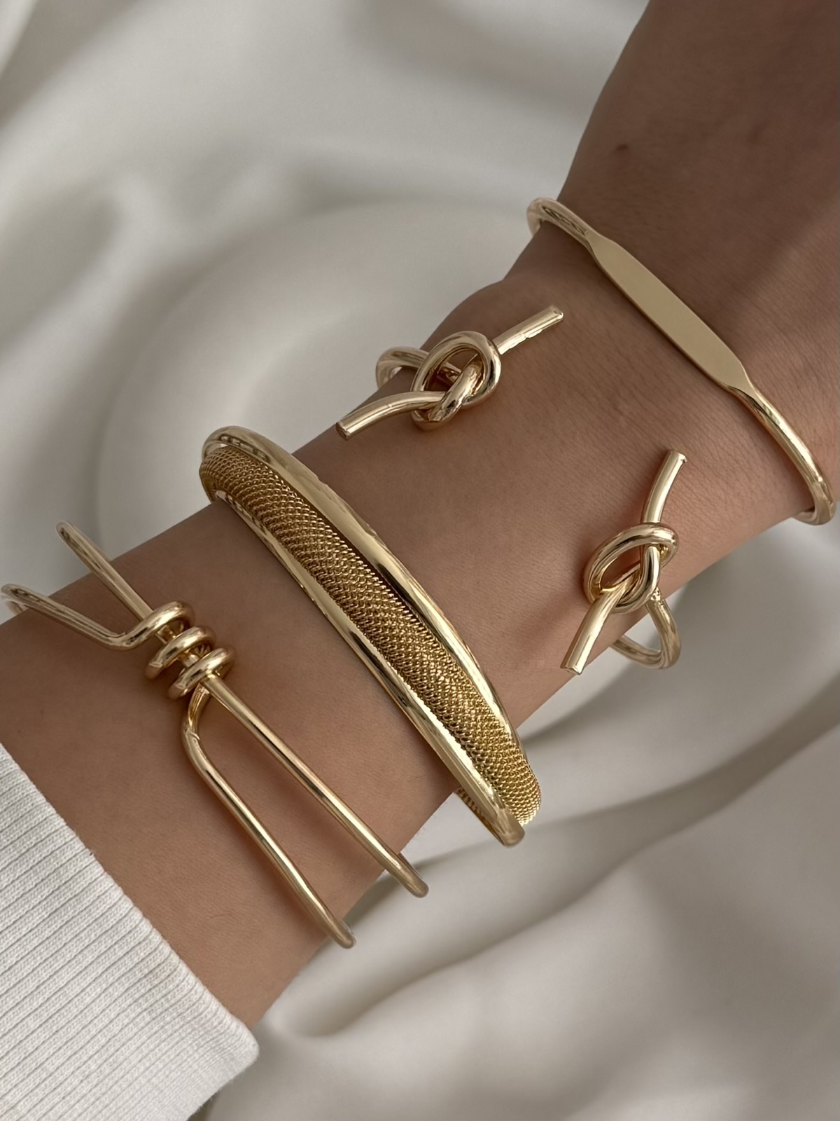بستهبندی اورجینال پک دستبند چهار عددی ۲۰۶۵ چهار طرح جذاب و شیک همراه با مشخصات محصول