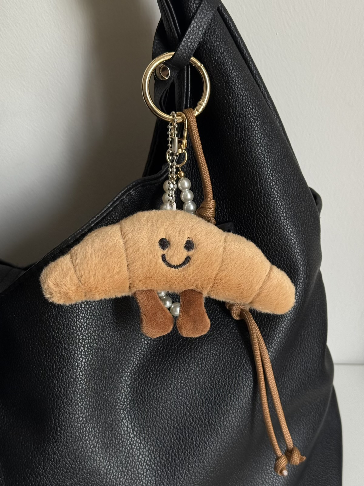 تصویر آویز کیف کد ۵۰۳۹ طرح خاص و جذاب مناسب کادو با نورپردازی حرفه‌ای و نمای واضح محصول