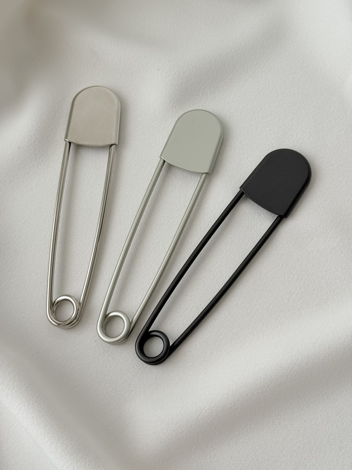 نمای جانبی و طراحی ظاهری سنجاق مو ترند کالکشن ۲ طرح خاص و جذاب مناسب هدیه با رنگبندی جذاب - نمای 2