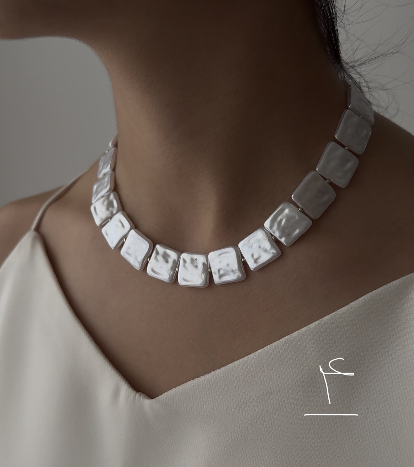 تصویر تخصصی گردنبند مروارید فشن طرح اصیل و کلاسیک مناسب مجالس با نمایش ویژگی‌ها و جزئیات محصول