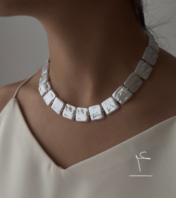 تصویر تخصصی گردنبند مروارید فشن طرح اصیل و کلاسیک مناسب مجالس با نمایش ویژگیها و جزئیات محصول