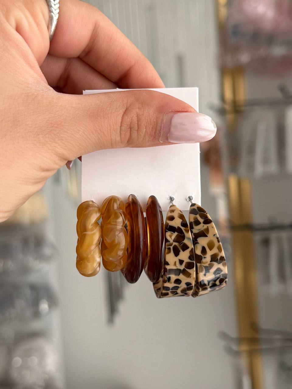 نمای قدی پک گوشواره رنگی ۱۲۷۸ طرحهای شاداب و مناسب هدیه با تمرکز بر طرح و رنگ محصول