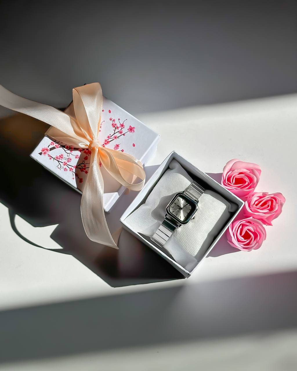 طراحی مدرن و بسته‌بندی اصلی ساعت کادویی طرح شیک و دقیق در نمای کامل