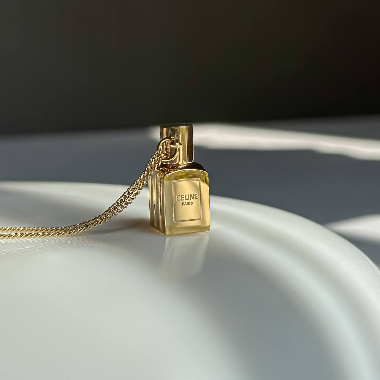 نمای محصول گردنبند عطر یار طرح شیک و زیبا با تمامی جزئیات ظاهری و بستهبندی