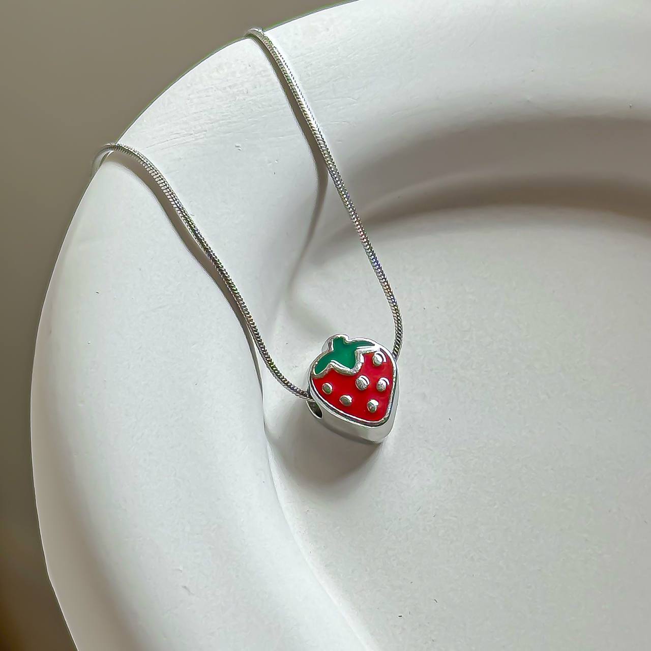 جزئیات کیفیت ساخت و متریال گردنبند توت فرنگی🍓 طرح شیک و زیبا در نمای نزدیک