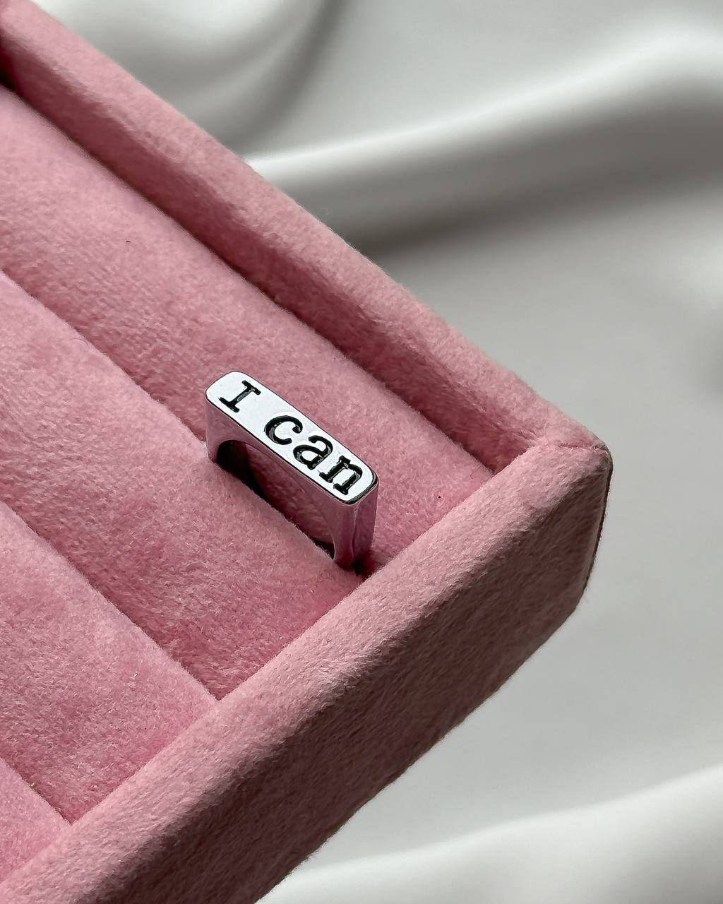 تصویر تخصصی انگشتر های حروف «I can»و«من قوی»و«میشود» طرح شیک و شیک با نمایش ویژگیها و جزئیات محصول