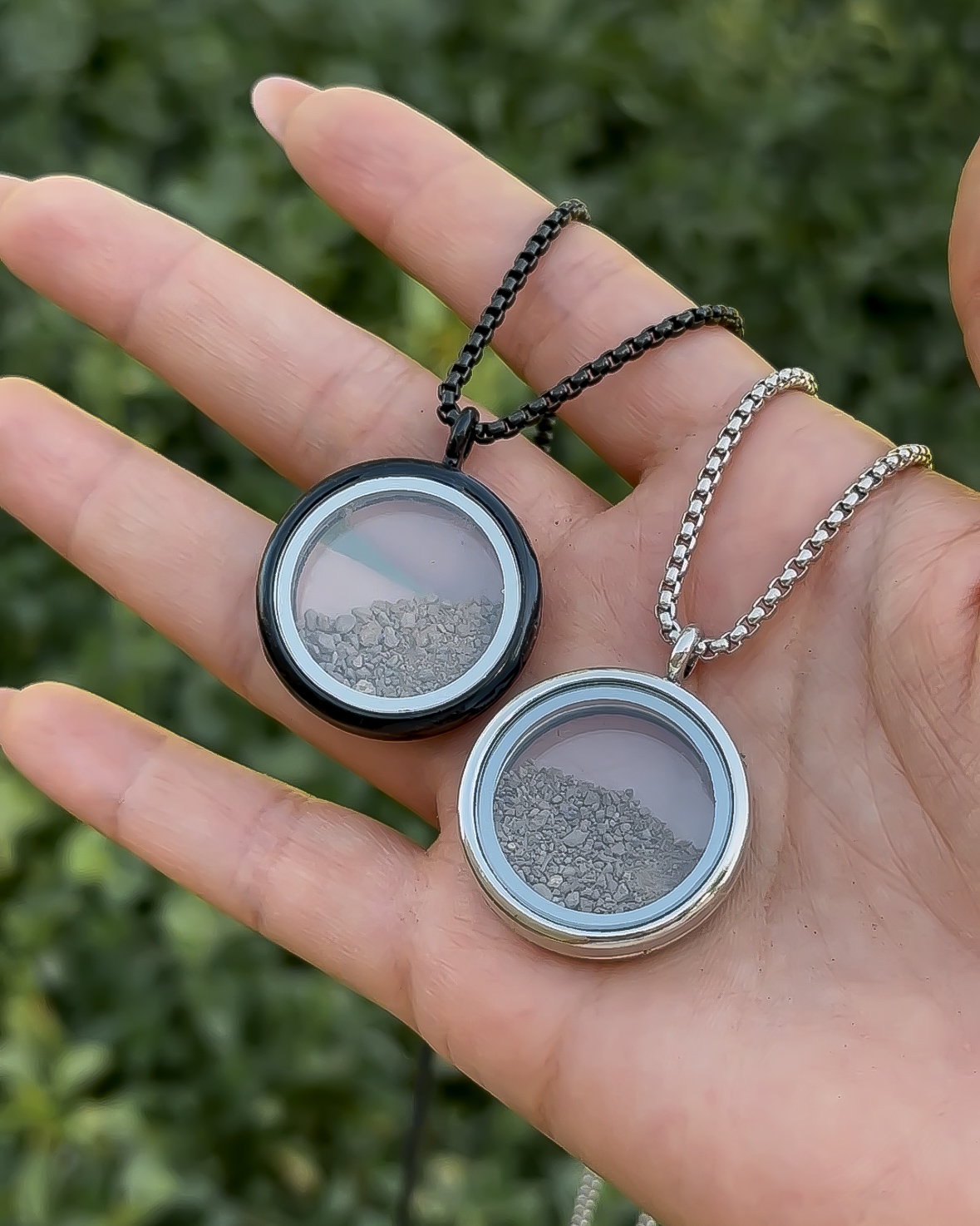 نمای محصول لاکت شیشه ای-زنجیر ویتالی طرح شیک و خاطرهانگیز با تمامی جزئیات ظاهری و بستهبندی