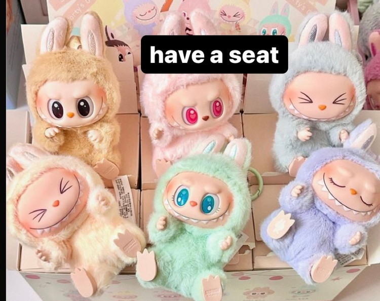 تصویر عروسک لبوبو- سری have a seat طرح عروس و نرم با نورپردازی حرفهای و نمای واضح محصول