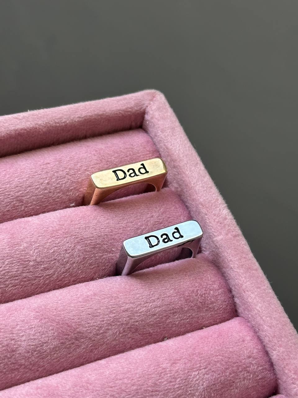 نمای پشت و جزئیات طراحی انگشتر تکست Dad طرح شیک و شیک با کیفیت بالا