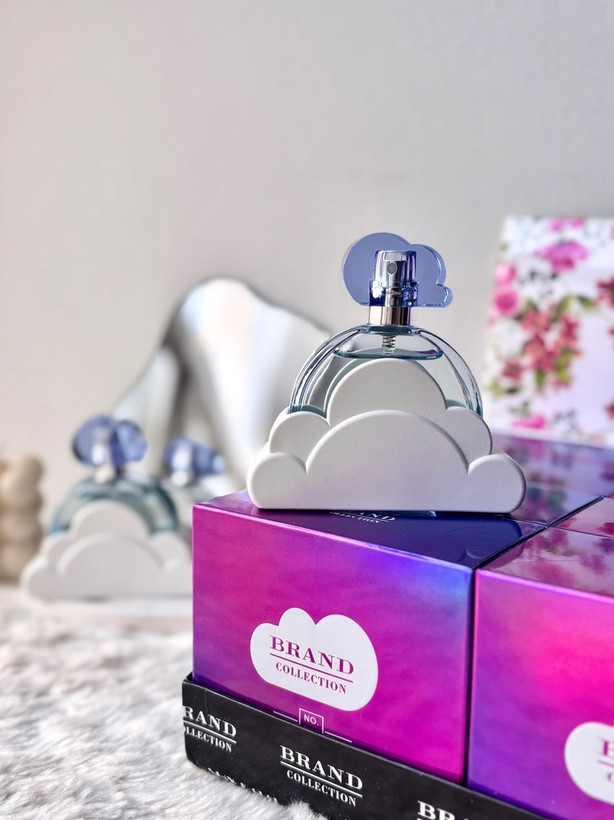 نمای پشت و جزئیات طراحی عطر اریانا گرانده کلود رایحه ماندگار و شیک با کیفیت بالا