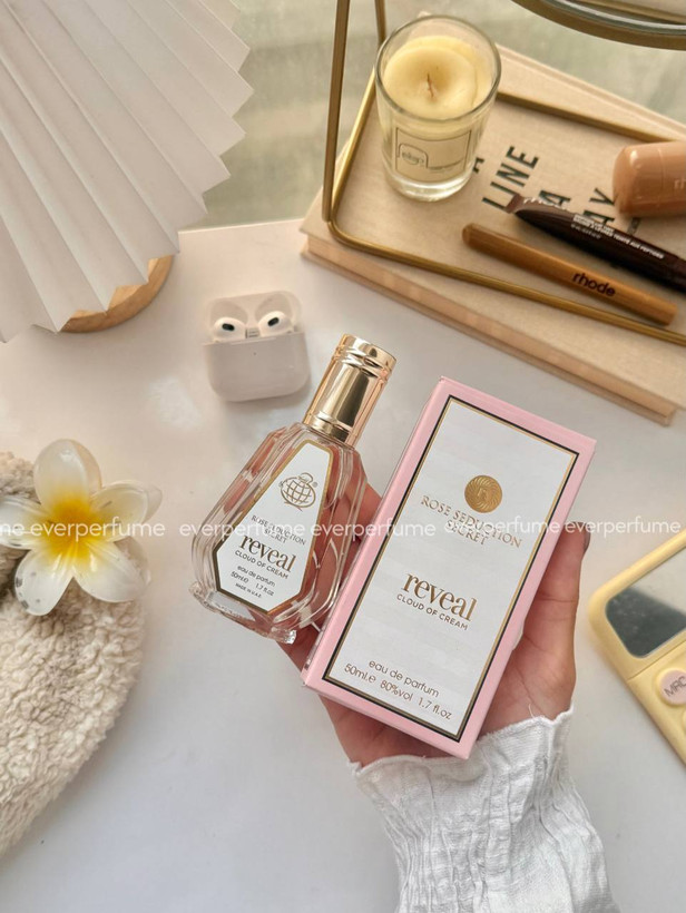 نمای محصول عطر ادکلن ویکتوریاسکرت تیس کرم کلود ۵۰ میل فرگرانس رایحه ماندگار و شیک با تمامی جزئیات ظاهری و بستهبندی