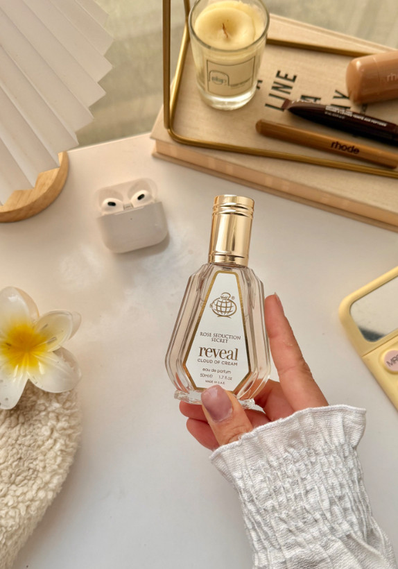 طراحی مدرن و بستهبندی اصلی عطر ادکلن ویکتوریاسکرت تیس کرم کلود ۵۰ میل فرگرانس رایحه ماندگار و شیک در نمای کامل