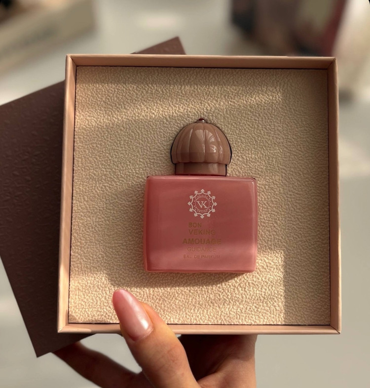 جزئیات کیفیت و متریال عطر مینی عطر ادکلن مینی امواج گایدنس جعبه هاردباکس رایحه ماندگار در حجم کوچک در نمای نزدیک