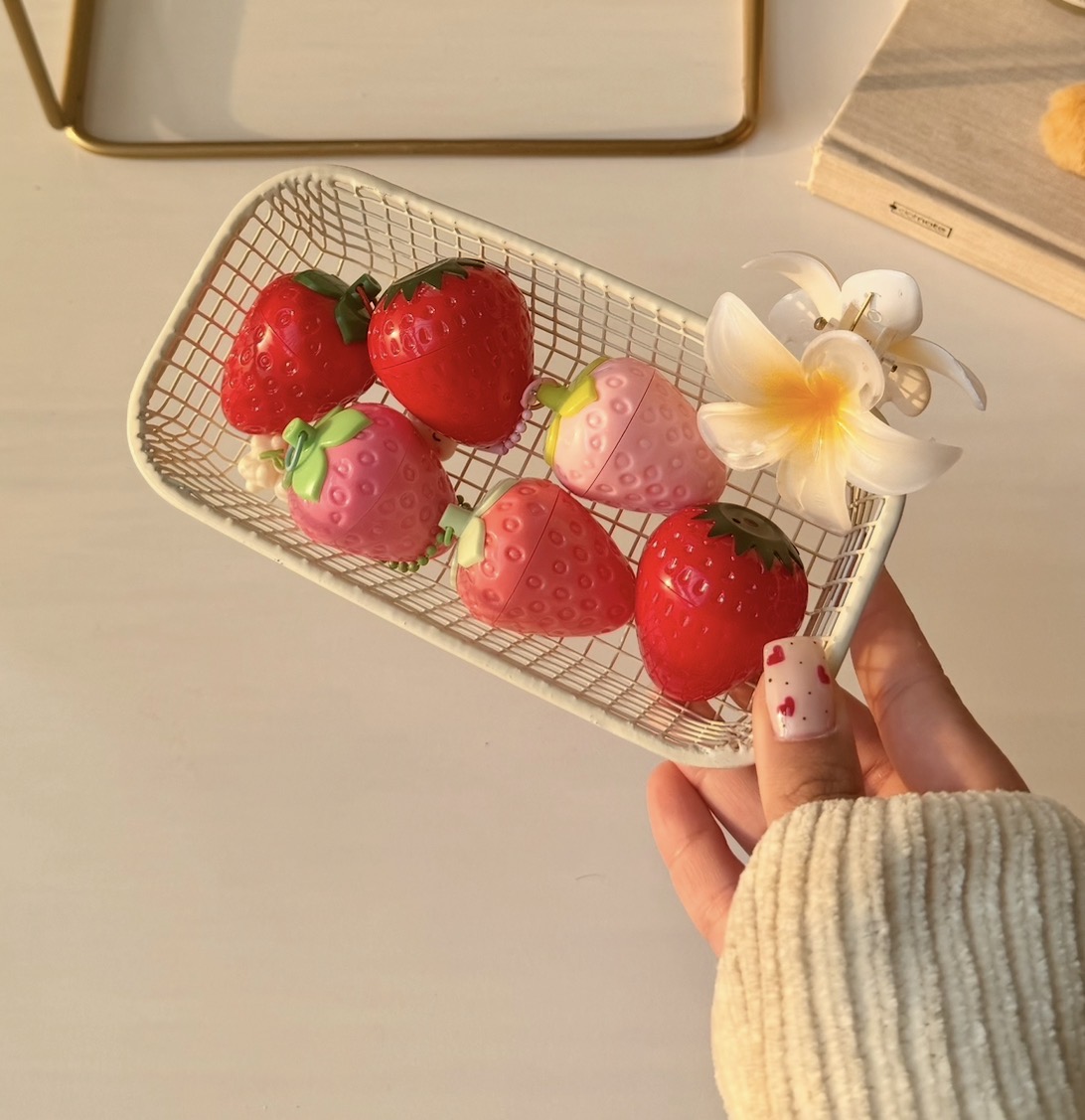 بسته‌بندی اورجینال بالم لب توت فرنگی صورتی آویز دار🍓 آبرسان و مراقبت از پوست همراه با مشخصات محصول