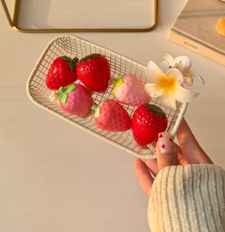 بستهبندی اورجینال بالم لب توت فرنگی صورتی آویز دار🍓 آبرسان و مراقبت از پوست همراه با مشخصات محصول