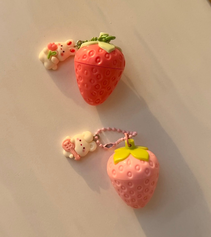 نمای پشت و جزئیات طراحی بالم لب توت فرنگی صورتی آویز دار🍓 آبرسان و مراقبت از پوست با کیفیت بالا