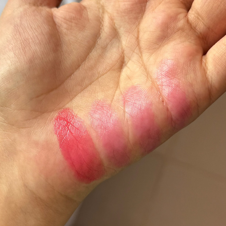 تصویر بالم لب توت فرنگی صورتی آویز دار🍓 آبرسان و مراقبت از پوست با نورپردازی حرفهای و نمای واضح محصول