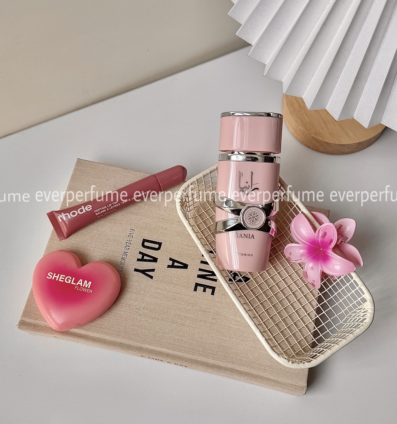 نمای محصول عطر مینی عطر ادکلن یارا صورتی مینی رایحه مشابه اورجینال 🍓✨ رایحه ماندگار در حجم کوچک با تمامی جزئیات ظاهری و بسته‌بندی