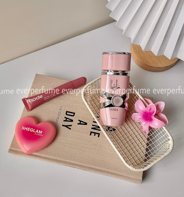 نمای محصول عطر مینی عطر ادکلن یارا صورتی مینی رایحه مشابه اورجینال 🍓✨ رایحه ماندگار در حجم کوچک با تمامی جزئیات ظاهری و بستهبندی