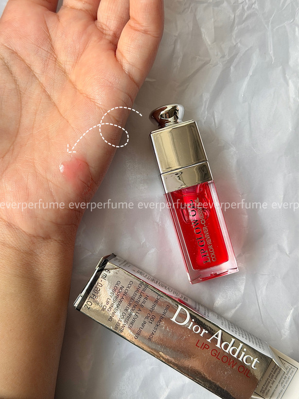 نمای قدی لیپ اویل دیور مدل DIOR Addict Lip Glow Oil 🐇 مرطوبکننده و مغذی لبها با تمرکز بر طرح و رنگ محصول