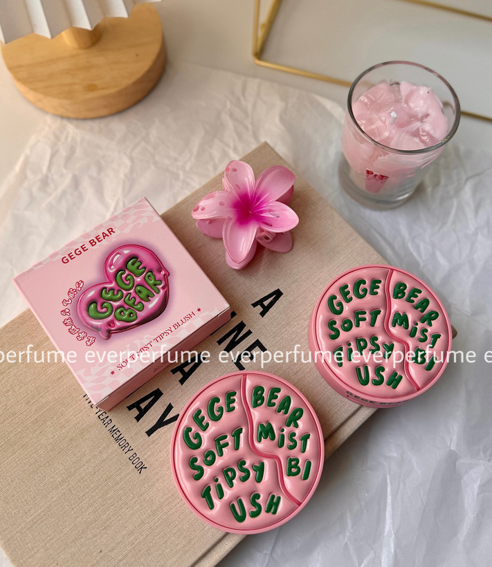 نمای جانبی و طراحی ظاهری رژگونه کیک هری پاتر شیگلم🧙🏻♀️ رنگ طبیعی و شادابکننده گونه با رنگبندی جذاب