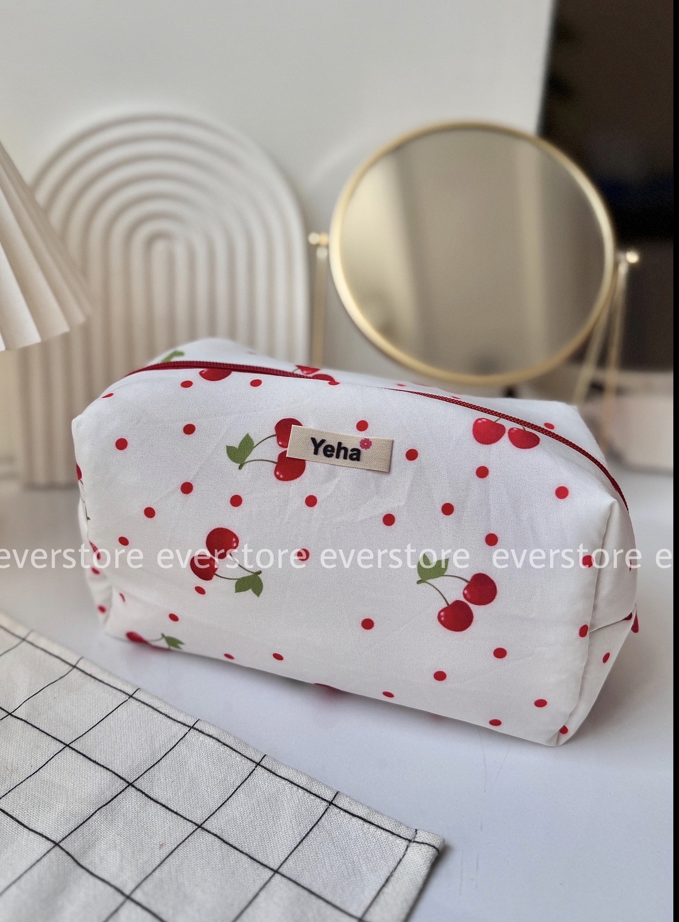 نمای پشت و جزئیات طراحی میکاپ بگ چری 🍒 کیفیت بالا و حرفه‌ای با کیفیت بالا