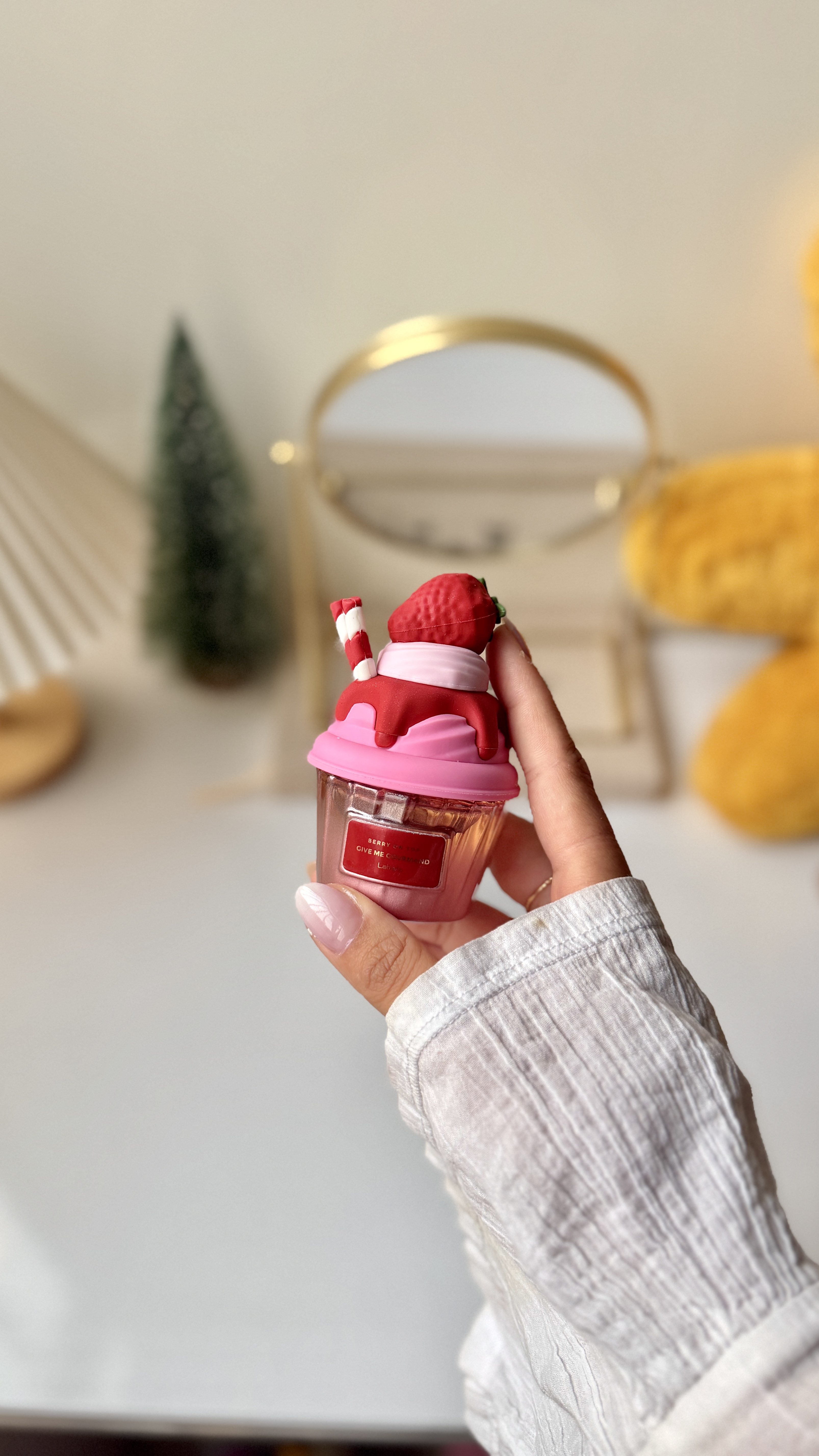 نمای پشت و جزئیات طراحی عطر مینی عطر ادکلن مینی لطافه بری ان تاپ 🍓 رایحه ماندگار در حجم کوچک با کیفیت بالا