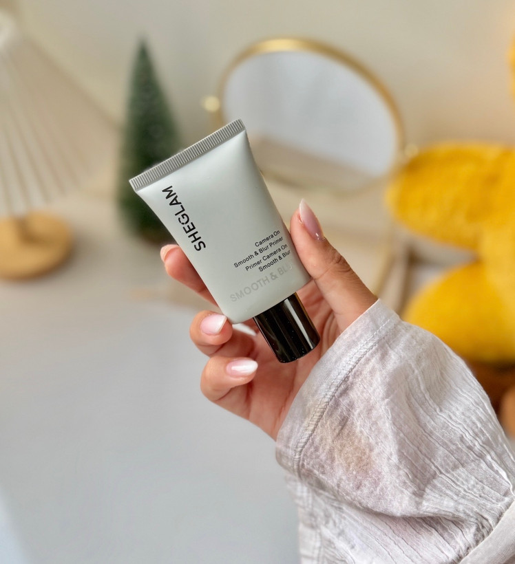 جزئیات دقیق و متریال پرایمر بلوری ،صاف کننده پوست شیگلم مدل Smooth & Blur حجم 30 میلی لیتر صافکننده و آمادهساز پوست در نمای ماکرو