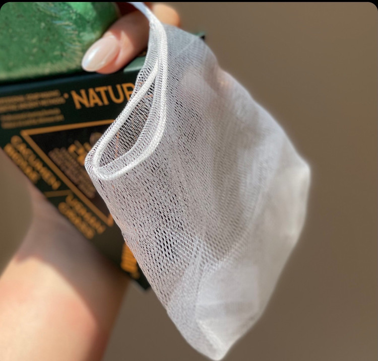 جزئیات دقیق و متریال صابون ضد ریزش رزماری مثلثی مراقبت و زیبایی مو در نمای ماکرو
