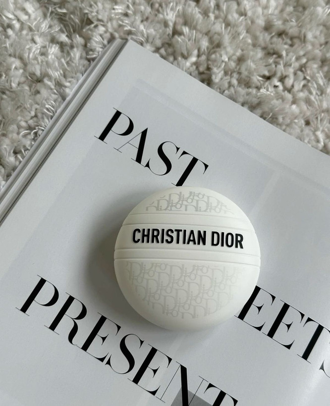نمای جانبی و طراحی ظاهری بالم مرطوب کننده لب و بدن دیور 🥛🍼 آبرسان و مراقبت از پوست با رنگبندی جذاب