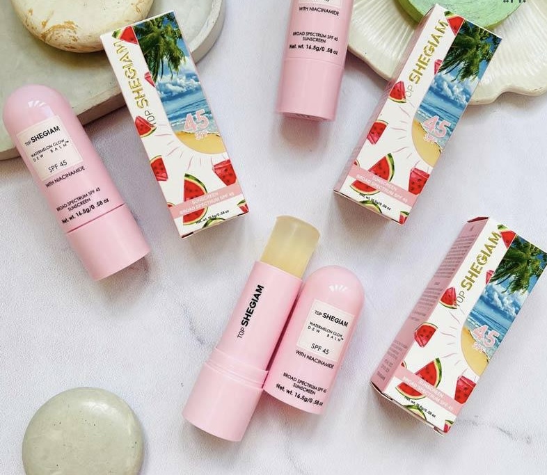 طراحی مدرن و بسته‌بندی اصلی ضد آفتاب استیکی شیگلم Sheglam حاوی SPF45 🍉 محافظت بالا از پوست در نمای کامل