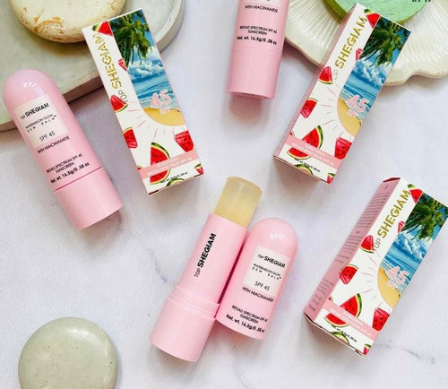 طراحی مدرن و بستهبندی اصلی ضد آفتاب استیکی شیگلم Sheglam حاوی SPF45 🍉 محافظت بالا از پوست در نمای کامل
